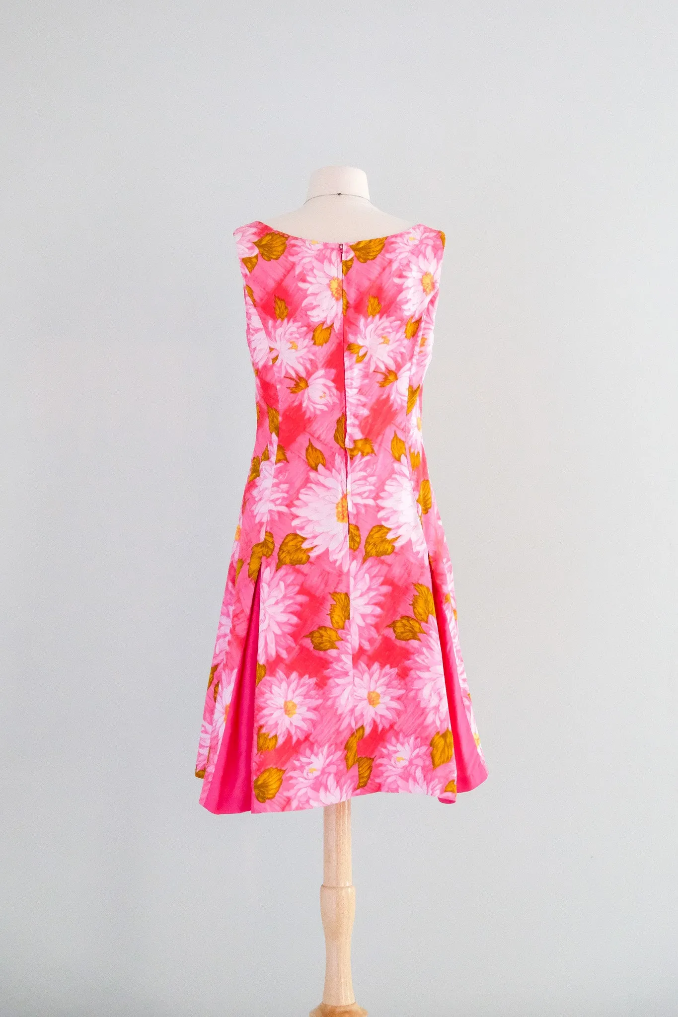 Amazing 1960's HOT PINK Chrysanthemum Hawaiian Dress / Sz M