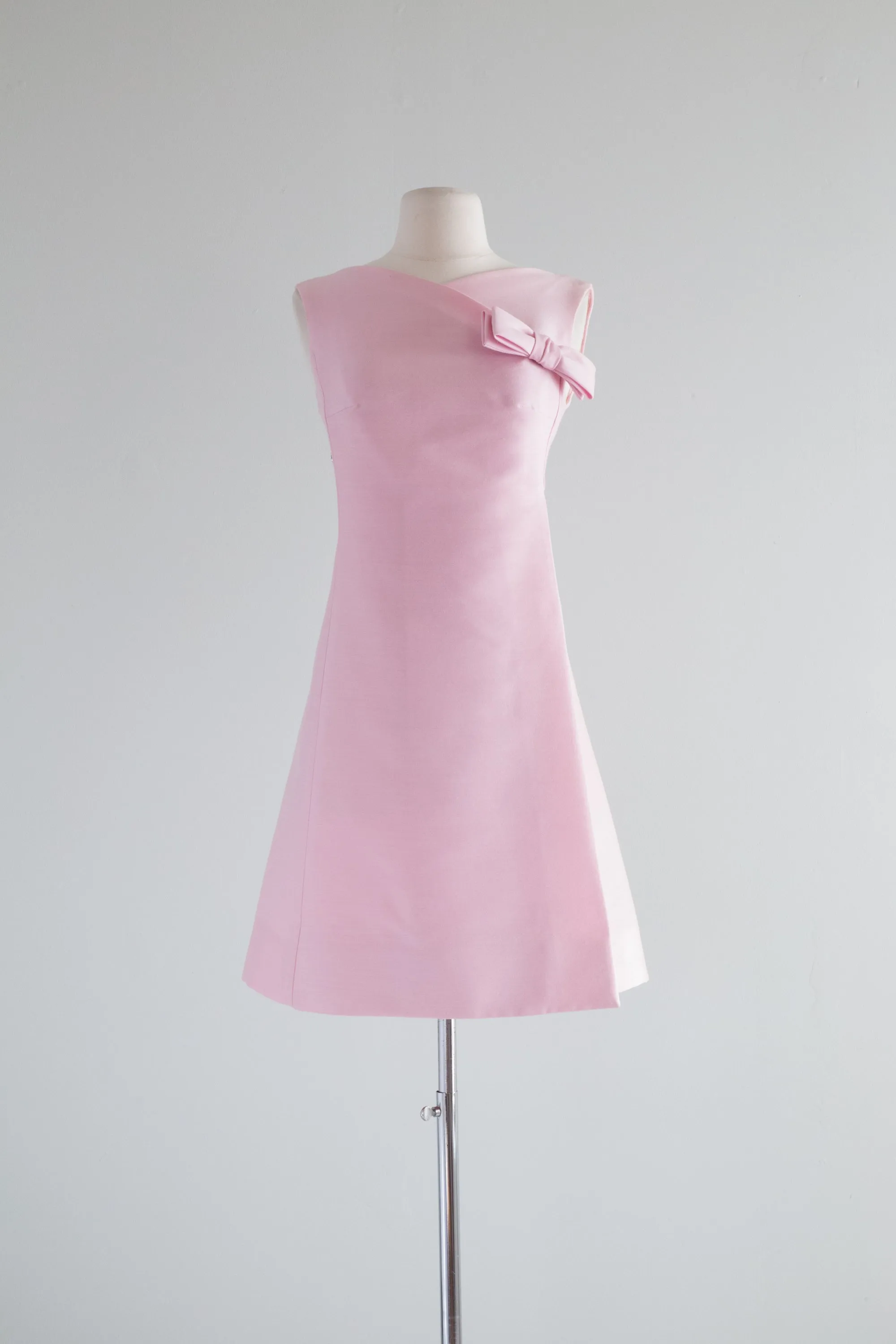 Darling 1960's Pink Silk Shift Dress With Bow and Buttons / Small
