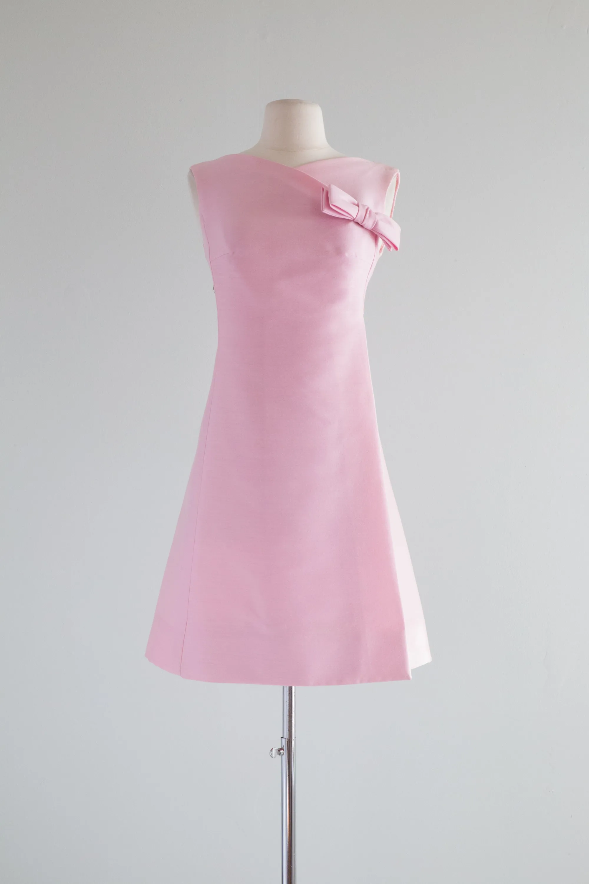 Darling 1960's Pink Silk Shift Dress With Bow and Buttons / Small
